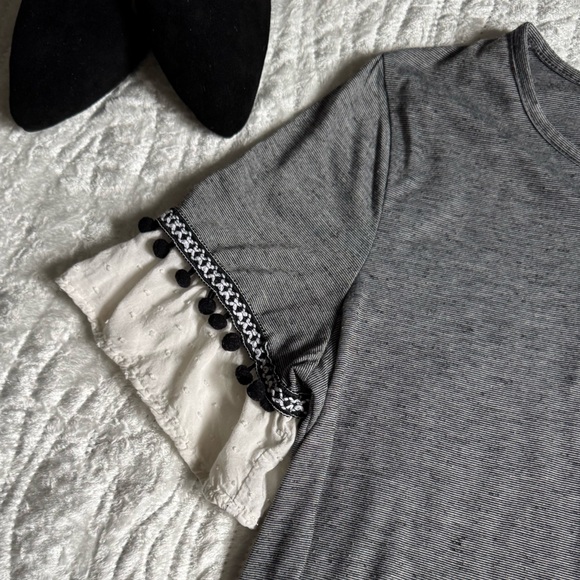 EUC!🥰 Signature Studio Gray Tee with Cream Lace & Black Pom Trim - Picture 3 of 6